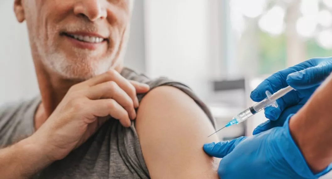 Italiano intentó que lo vacunaran contra el covid en un falso brazo de silicona