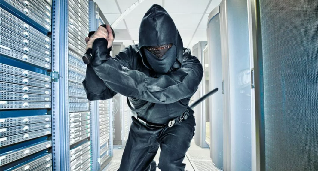 Ladrón se disfrazó de ninja y atacó con una catana a dos policías, en Francia