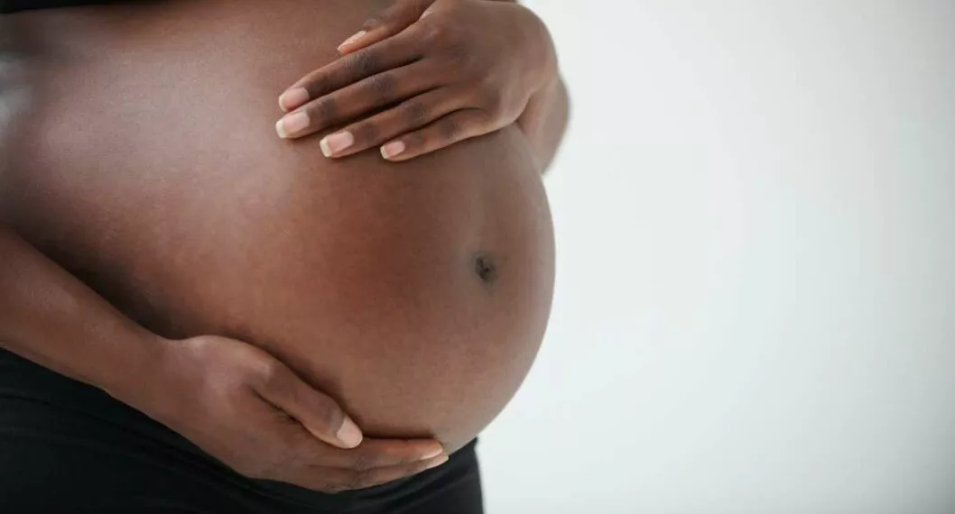 Foto de mujer embarazada, en nota de qué champeteros colombianos discuten por paternidad de bebé.