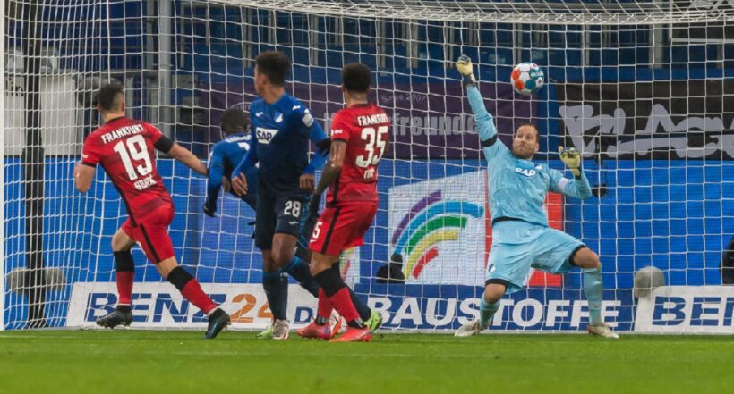 Rafael Santos Borré haciendo un gol 