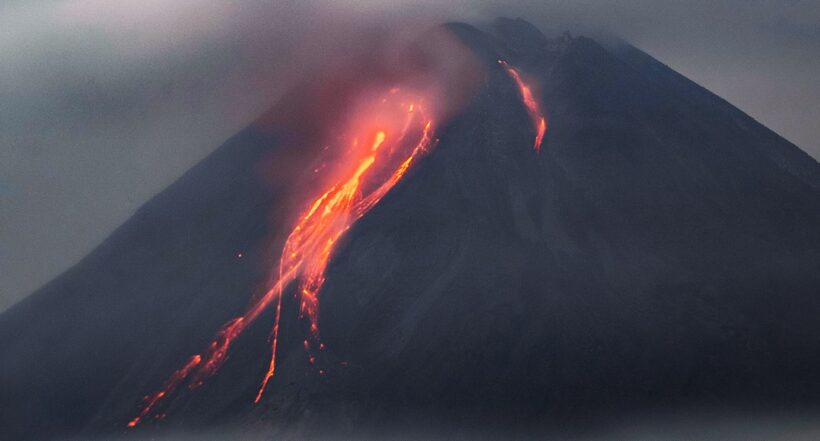 Erupción de volcán Semeru en Indonesia deja al menos 13 muertos.