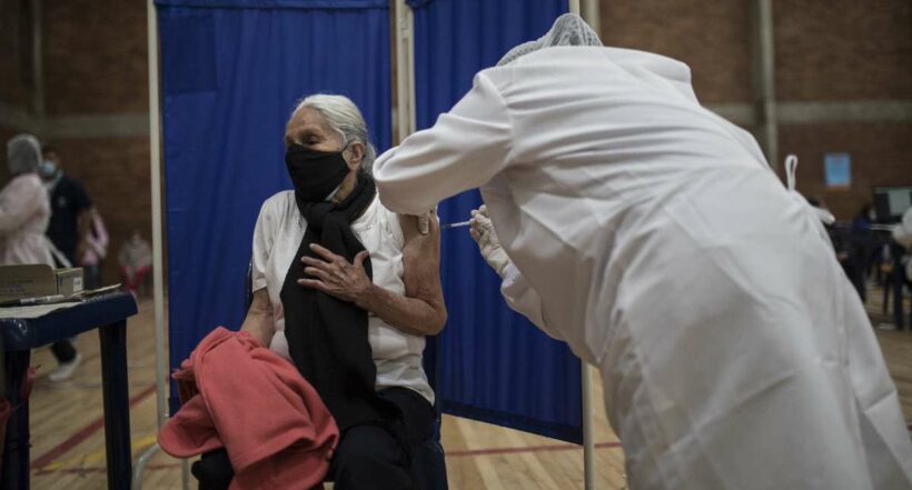 Foto de vacuna contra COVID-19 en Colombia, en nota de Coronavirus en Colombia: nuevos casos y muertes 5 diciembre 2021.