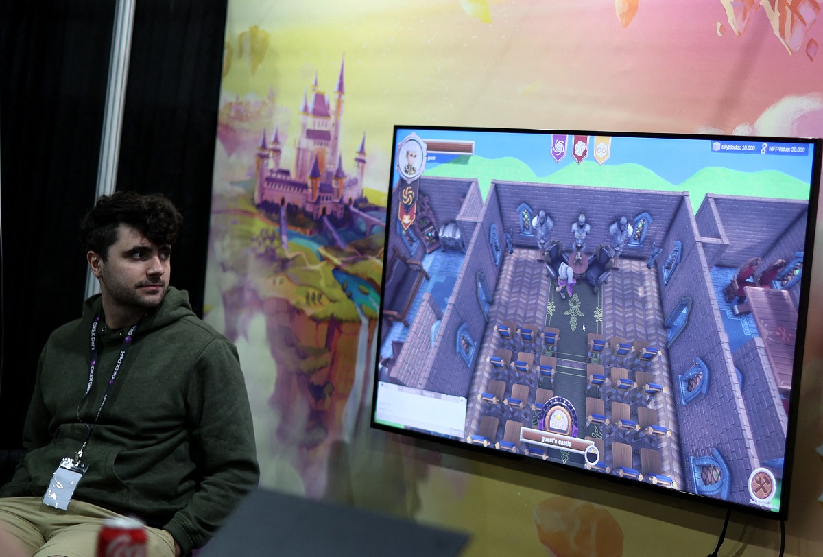 Imagen de joven mirando pantalla ilustra artículo Realidad virtual: metaverso los disparó compra de bienes inmobiliarios digitales