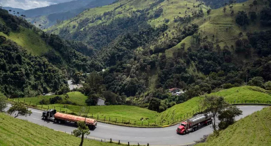 Foto de tractomulas entre Cajamarca y Calarcá, en nota de cierre en La Línea: qué pasó, qué dijeron las autoridades en vía Ibagué-Calarcá.