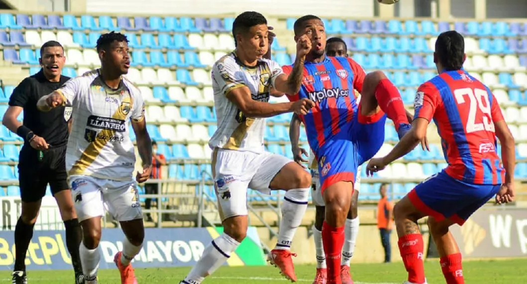 Jugadores de Llaneros FC y Unión Magdalena que definieron el ascenso de la B con un polémico gol.