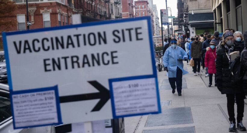 Imagen de fila de vacunación que ilustra nota; Vacunación contra el COVID-19 será obligatoria en Nueva York