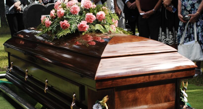 Ilustración de un ataúd, en una velación o funeral.