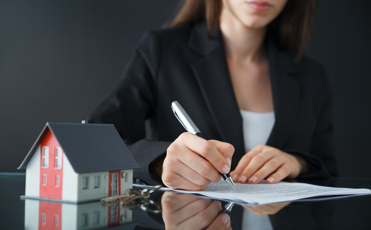 Mujer firmando ilustra nota sobre subsidio de arrendamiento para mujeres, en Bogotá