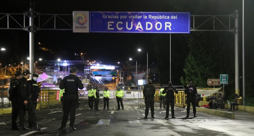 Agentes de la policía ecuatoriana bloquean el acceso al puente de Rumichaca