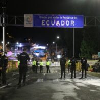 Agentes de la policía ecuatoriana bloquean el acceso al puente de Rumichaca