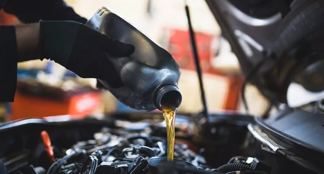 Persona cambiando el aceite del carro ilustra nota sobre cada cuánto se debe hacer esto