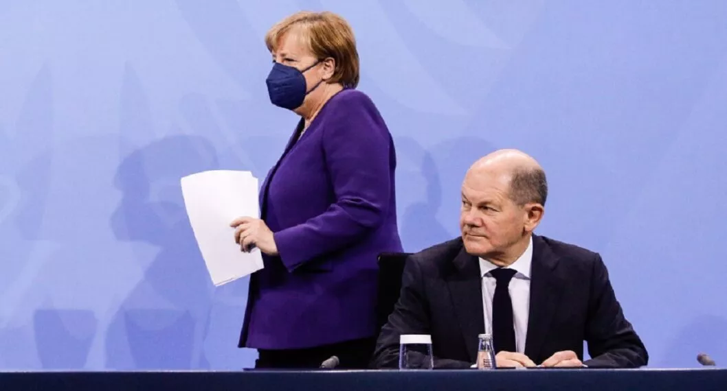 Ámgela Merkel, quien deja la cancillería de Alemania, y su sucesor, Olaf Scholz.