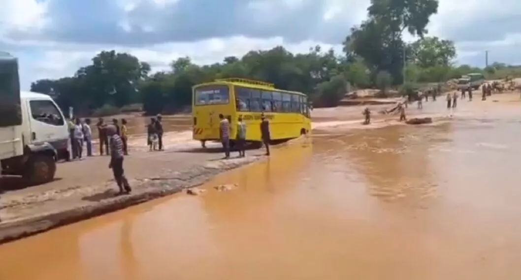 Bus fue arrastrado por la corriente de río en Kenia con pasajeros a bordo