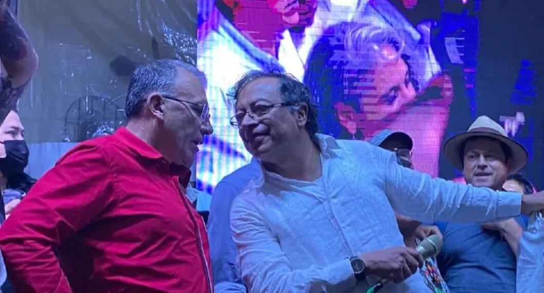 Roy Barreras choca el puño con Gustavo Petro, quien este miércoles le pidió liderar al Pacto Histórico en el Congreso.