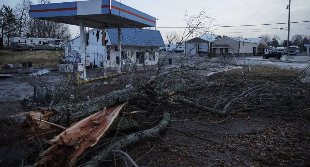 Vista general de negocios dañados por tornados el 11 de diciembre de 2021 en Mayfield, Kentucky