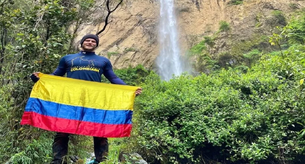 Persona con bandera de Colombia 