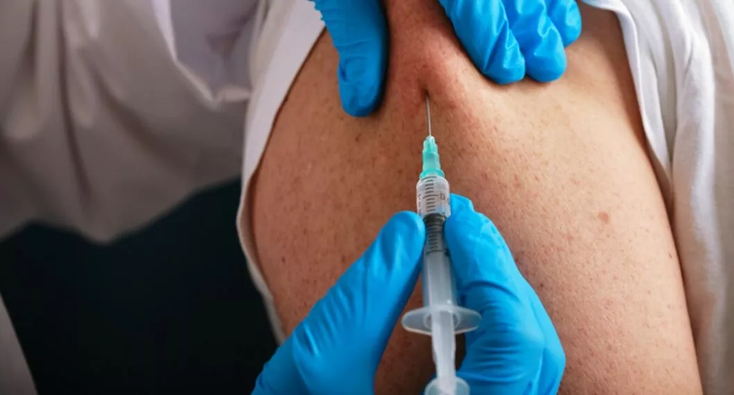 Hombre en Nueva Zelanda se vacunó 10 veces contra el coronavirus el mismo día