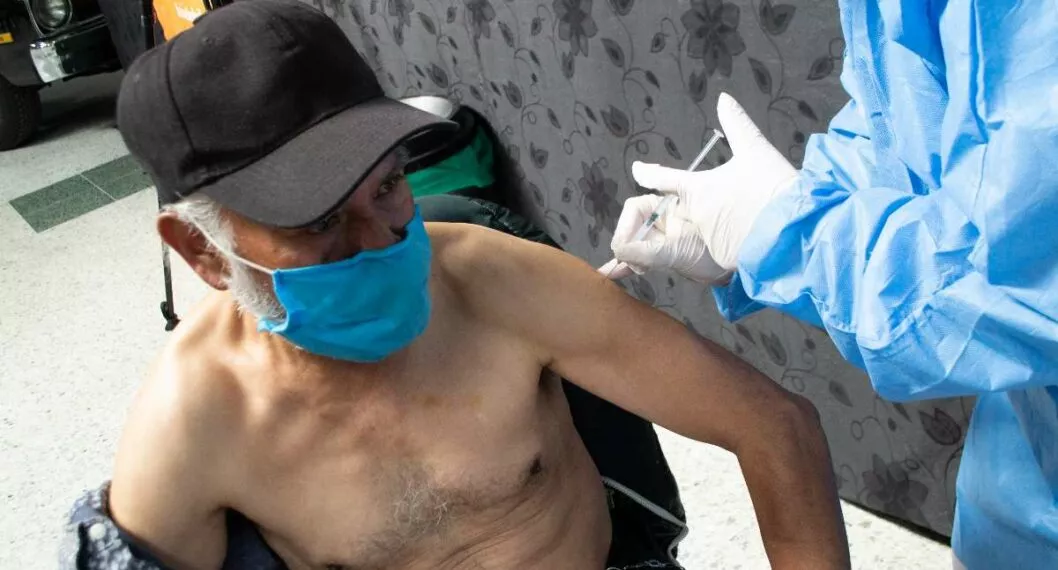 Foto de persona en vacuna contra COVID-19 en Colombia, en nota de Coronavirus en Colombia: nuevos casos y muertes 11 diciembre 2021.