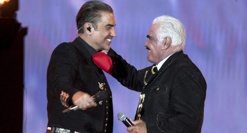 Alejandro Fernández junto a Vicente Fernández en concierto en el que le hizo promesa a 'Chente' y que revivió con su muerte.