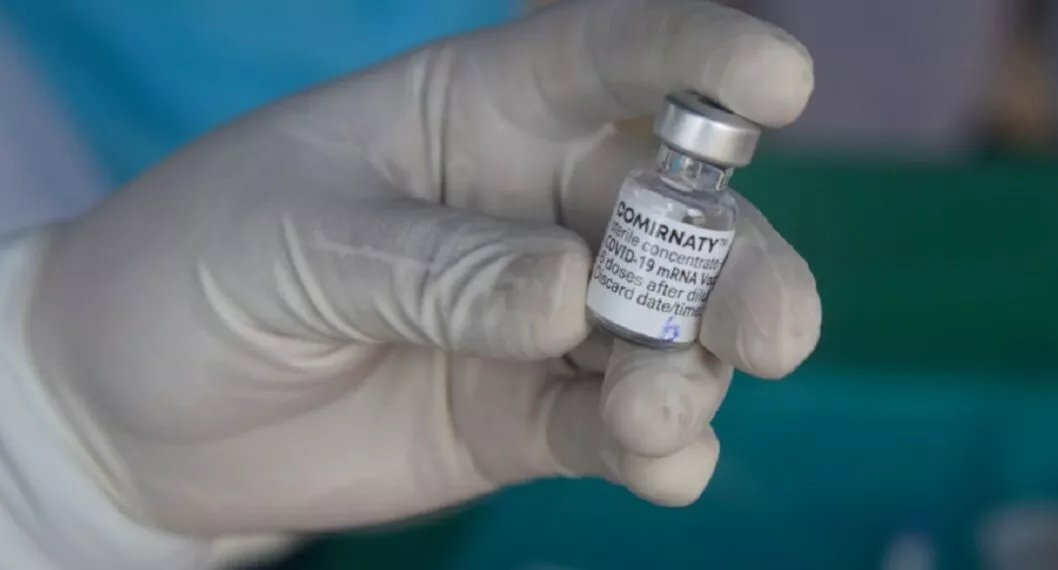 Vial de la vacuna Comirnaty de Pfizer, como el que se usa en Colombia para inmunización contra COVID-19.
