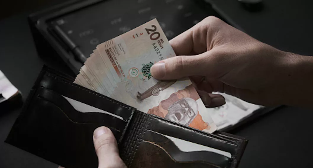 Imagen de ilustración de billetera con pesos colombianos.