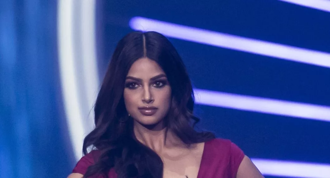 Harnaaz Sandhu desfilando en Miss Universe ilustra nota sobre cómo se ve sin maquillaje