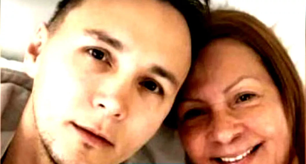 Mauricio Leal (i) y su madre, antes de su muerte.