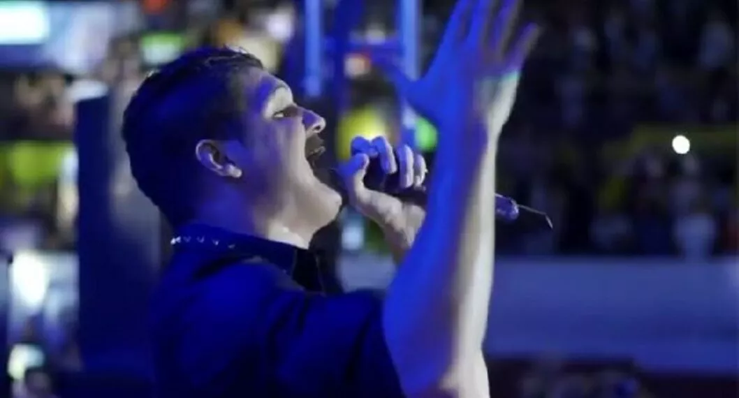 Video: Pillan a Elder Dayán Díaz pasado de tragos en pleno concierto