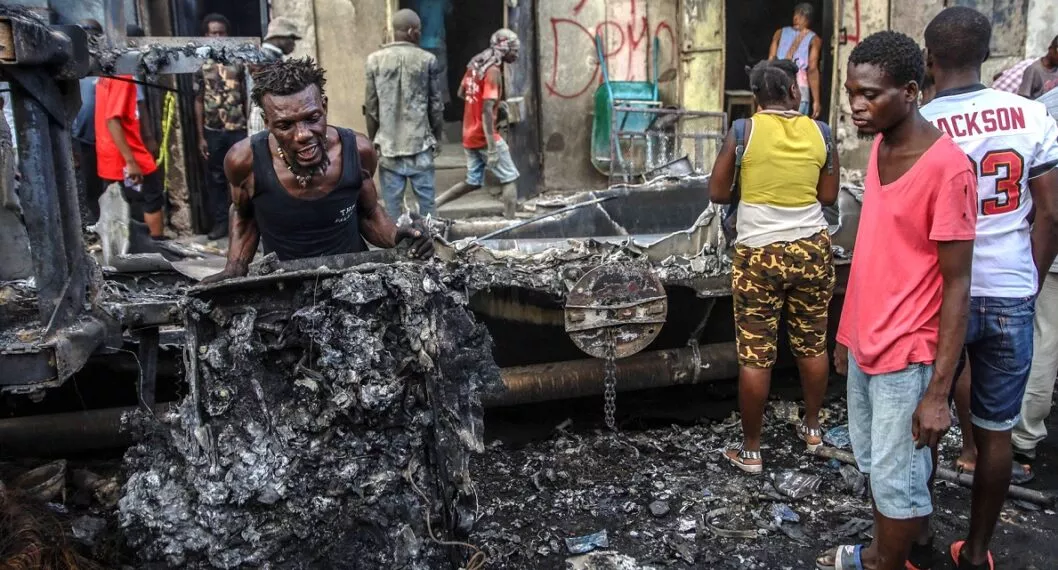 Explosión de camión de gasolina en Haití, hecho que deja al menos 62 muertos.