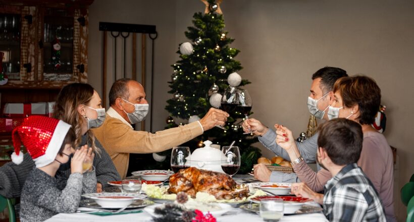 Imagen de familia en Navidad que ilustra nota; OMS pide que se limiten fiestas de Navidad por COVID-19 en el mundo