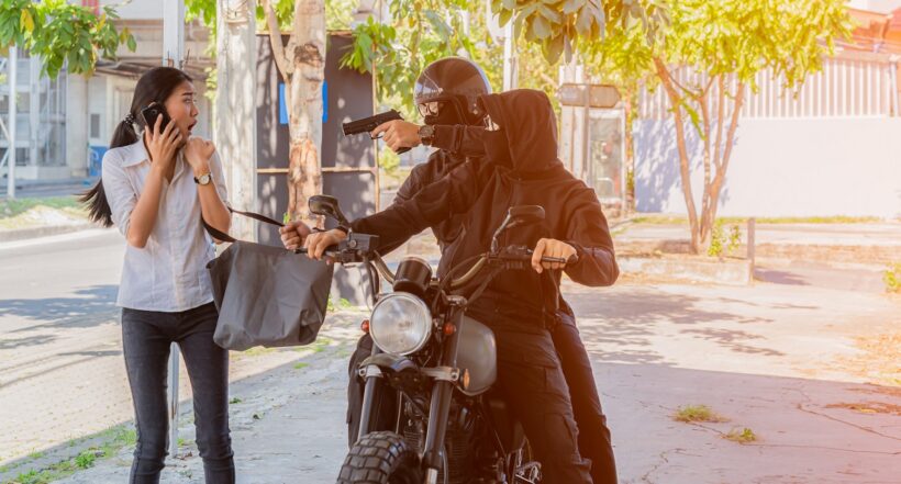 Ladrones en moto robando a una señora 