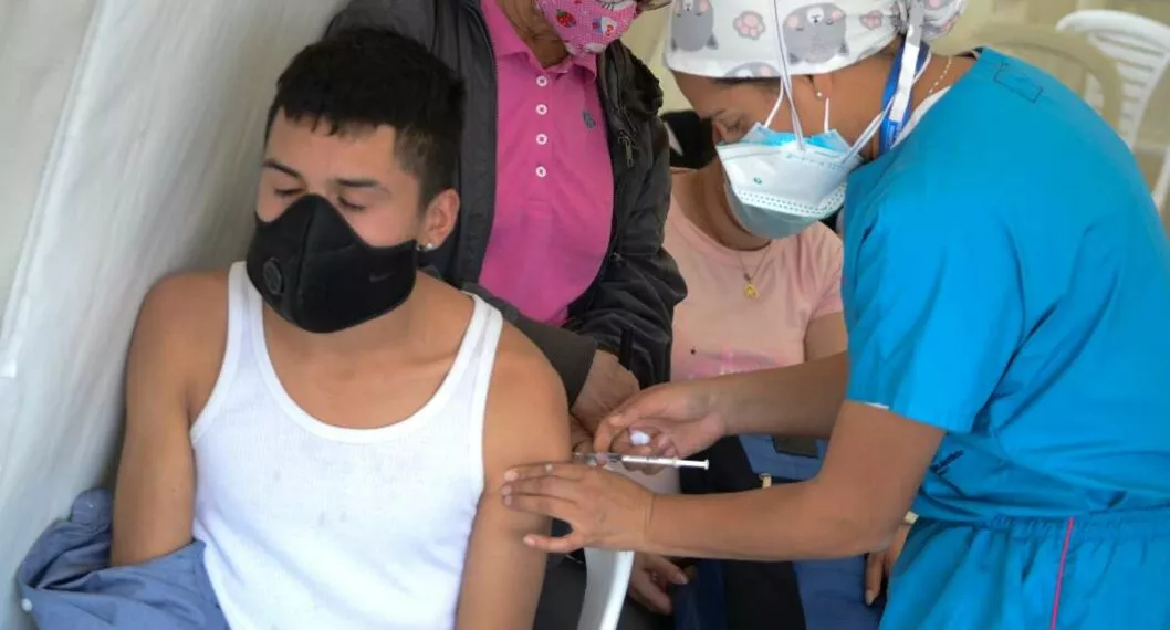 Foto de vacuna contra COVID-19, en nota de Coronavirus en Colombia: nuevos casos y muertes 18 diciembre 2021.