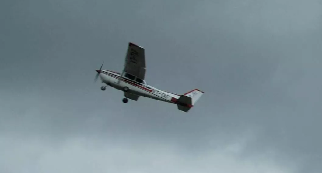 Foto de avioneta volando, en nota de accidente aéreo en Ibagué.