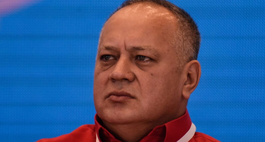 Diosdado Cabello en Asamblea Constituyen de Venezuela con cara de molestia, a propósito de que sus socios y amigos están molestos por disidencias de las Farc en Venezuela.