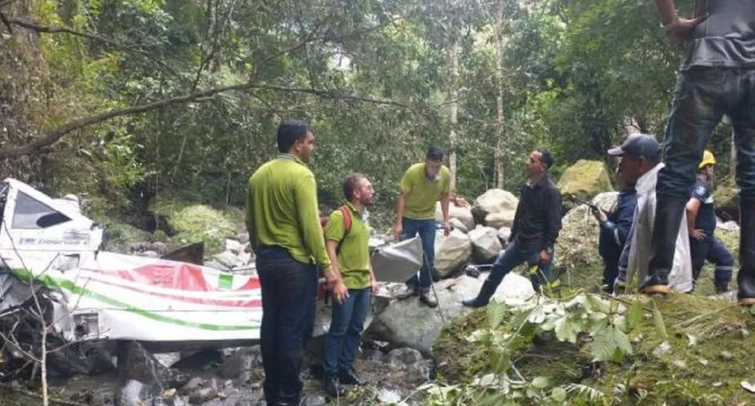 Personas levantando los restos de la avioneta que se estrelló en ibagué, también hallaron el cuerpo de Carlos Julio Rodríguez, capitán de la aeronave en Ibagué.