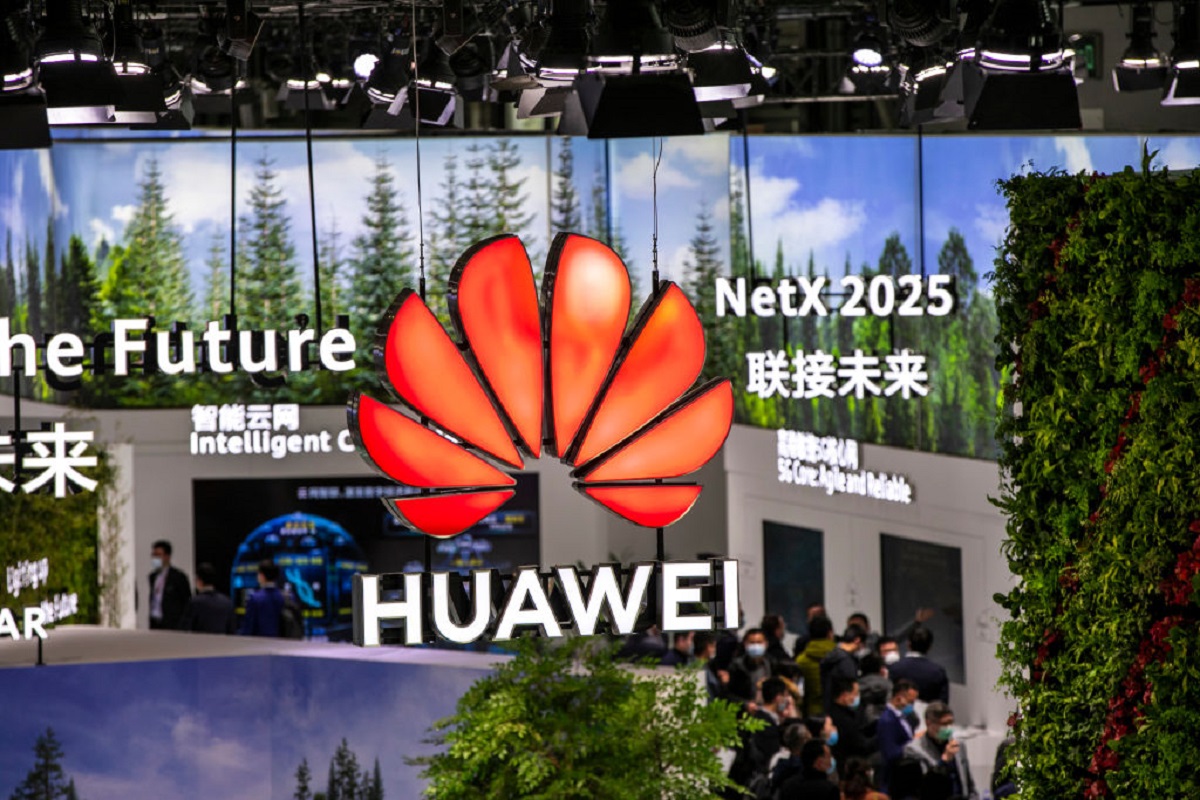 Logo de Huawei en una feria de tecnología apropósito del lanzamiento de sus nuevos dispositivos 