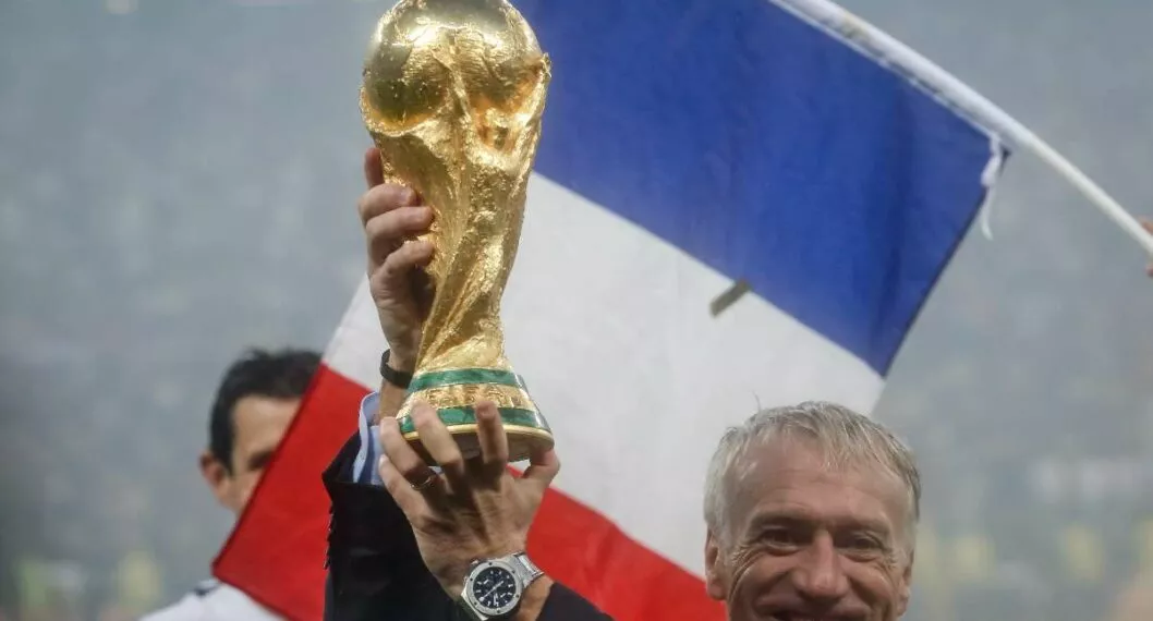 Foto de trofeo del Mundial, en nota de qué dijeron de Mundial cada dos años, cuántos países apoyarían el tema.