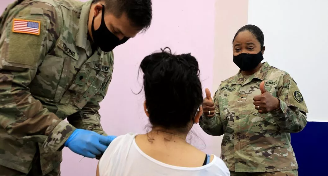 Imagen de militares de EE.UU. vacunando ilustra artículo EE.UU. desplegará militares para vacunar y hacer frente al avance de ómicron