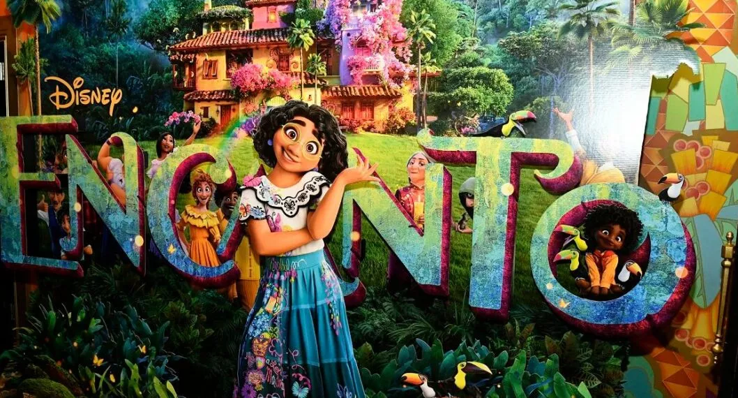 Mirabel en 'poster' de 'Encanto', película que Disney+ confirmó que estará disponible en su plataforma desde Navidad, diciembre 24 de 2021.