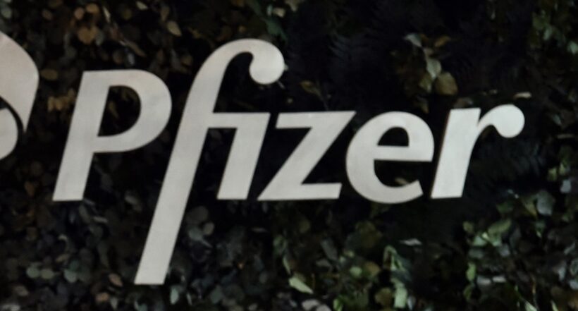 Logo de Pfizer ilustra artículo EE.UU. autorizó píldora contra COVID-19 de Pfizer para mayores de 12 años
