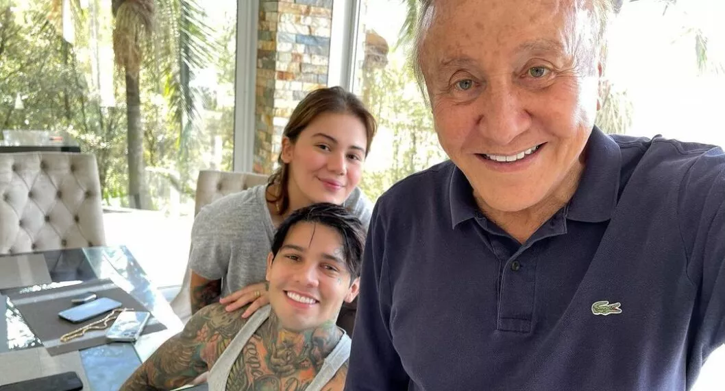 Unas fotos subidas a Instagram por el precandidato, muestran a la familia del 'influencer' reunida con Hernández. Los internautas asumen una colaboración.