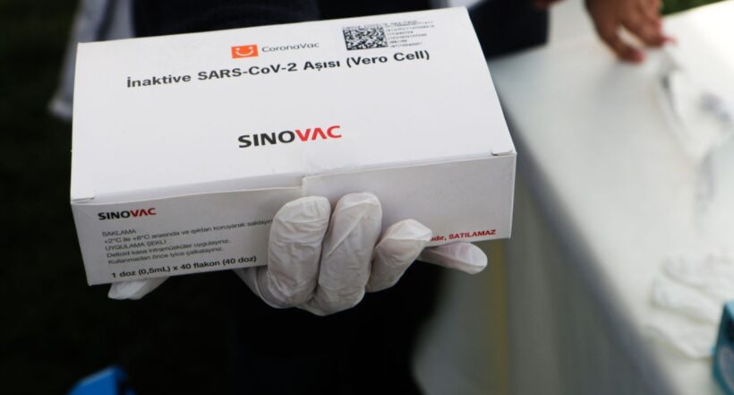 Un estudio de la Universidad de Hong Kong demostró que dos dosis y un refuerzo de Sinovac no emiten los suficientes anticuerpos para la variante.