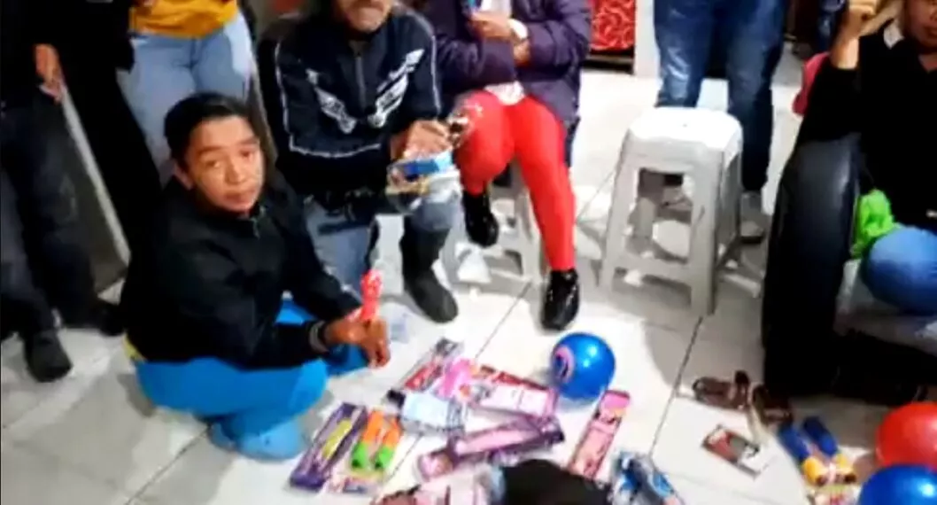 Padres de familia, que devuelven regalos al representante Faber Muñoz, del Partido de la U, en el Cauca.
