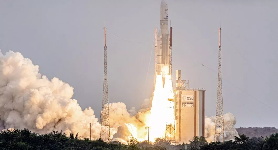 Momento en el que el cohete Ariane 5 transporta y despega con el telescopio James Webb.