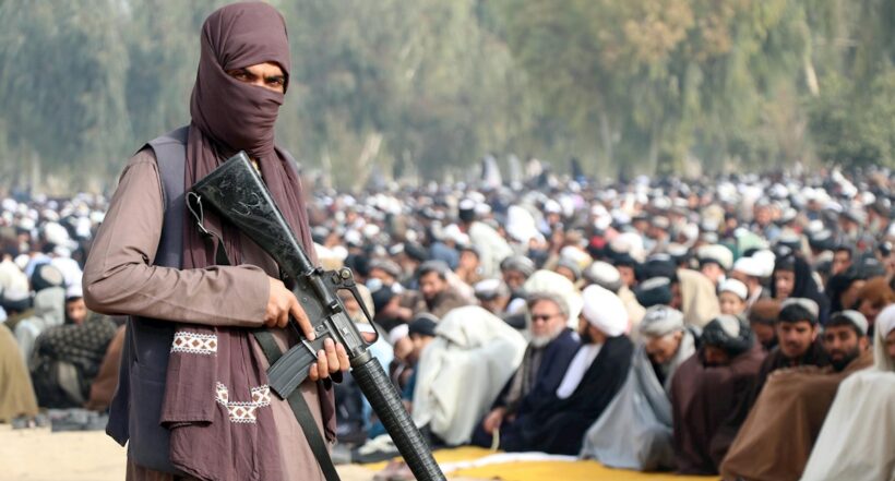 Talibanes ahora prohíben a mujeres viajar sin velo y sin acompañante en taxi