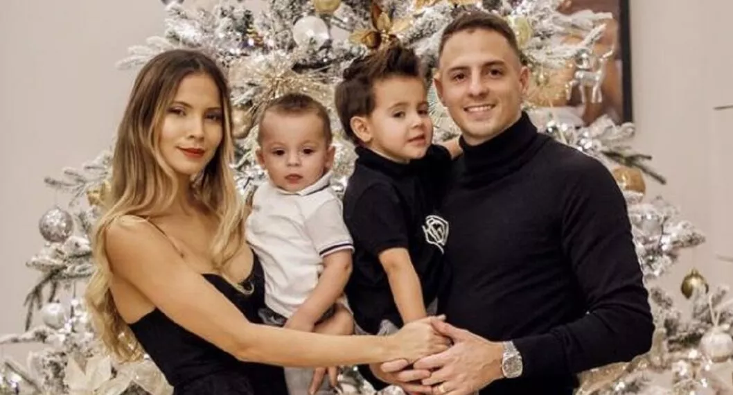 Karin Jiménez junto a su esposo Santiago Arias, futbolista colombiano, y sus dos hijos.