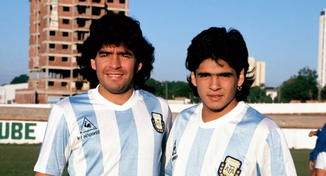 Diego Maradona y Hugo Maradona cuando jóvenes ilustran nota sobre lo que el menor de los hermanos decía sobre el 'Pelusa'
