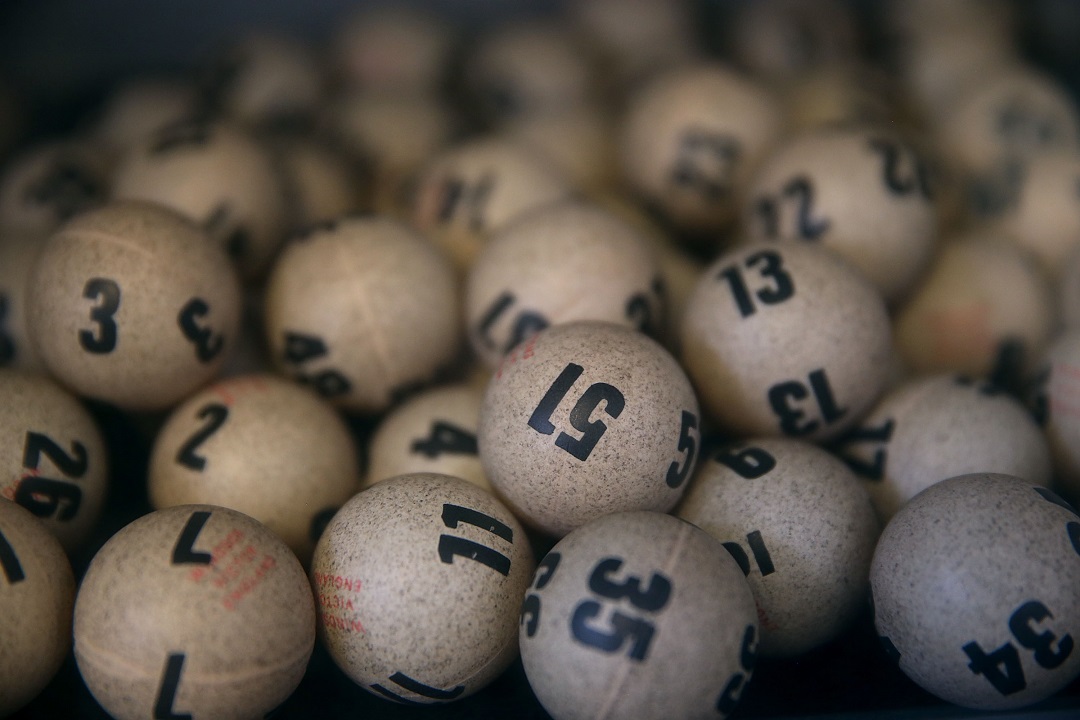 Bolas de lotería ilustran nota sobre los resultados de la Lotería de Medellín, Santander y Risaralda