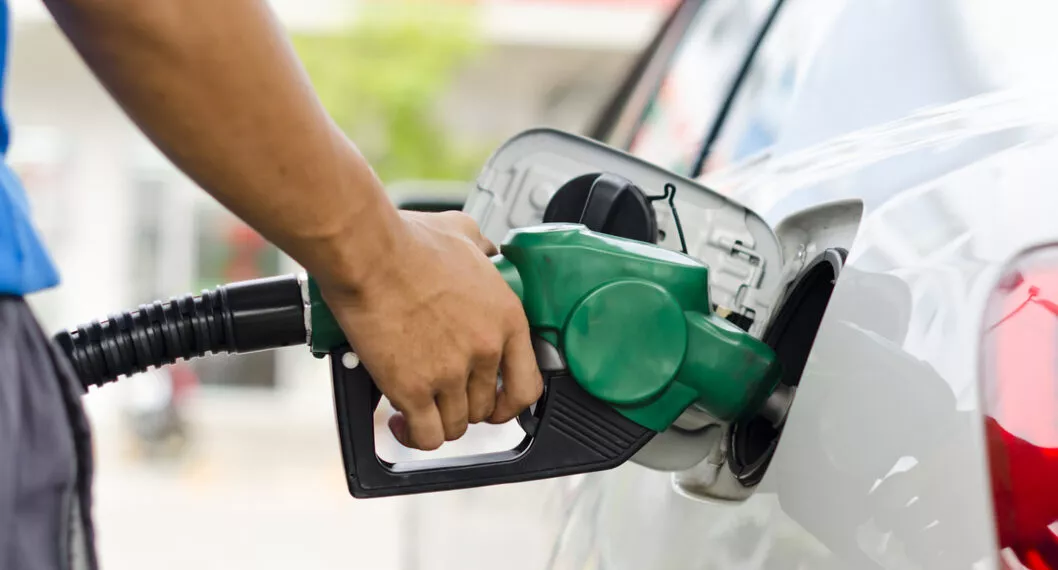 Persona tanqueando con gasolina ilustra nota sobre precio del combustible en el 2022 y su aumento