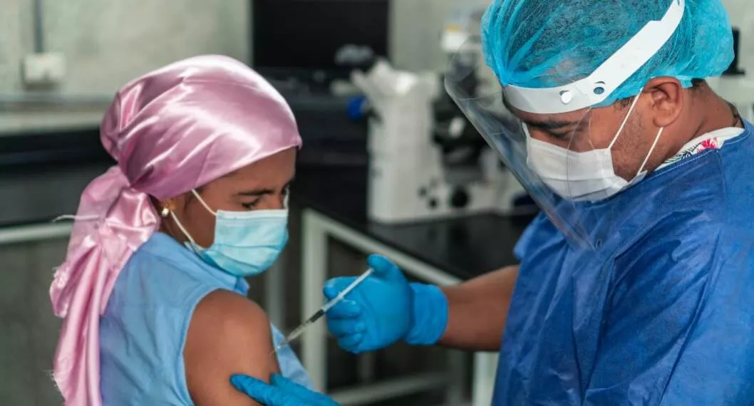Foto vacuna COVID-19 en Colombia, en nota de Coronavirus en Colombia: nuevos casos y muertes 2 de enero 2022.